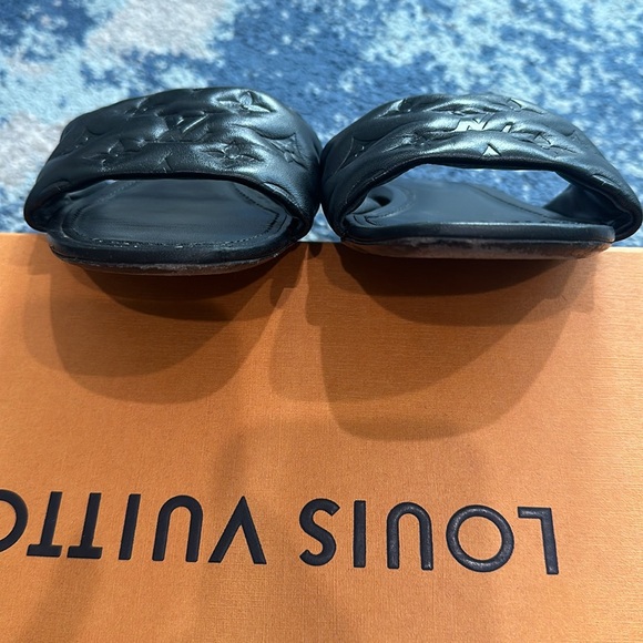 AUTHENTIC!! Great Condition!! Louis Vuitton Black leather flat mules. SIZE 40! - Picture 5 of 5